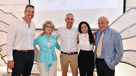 מייסדת הקרן נינה אבידר ווינר עם בוגרי אייסף, צילום: מישל שולטן